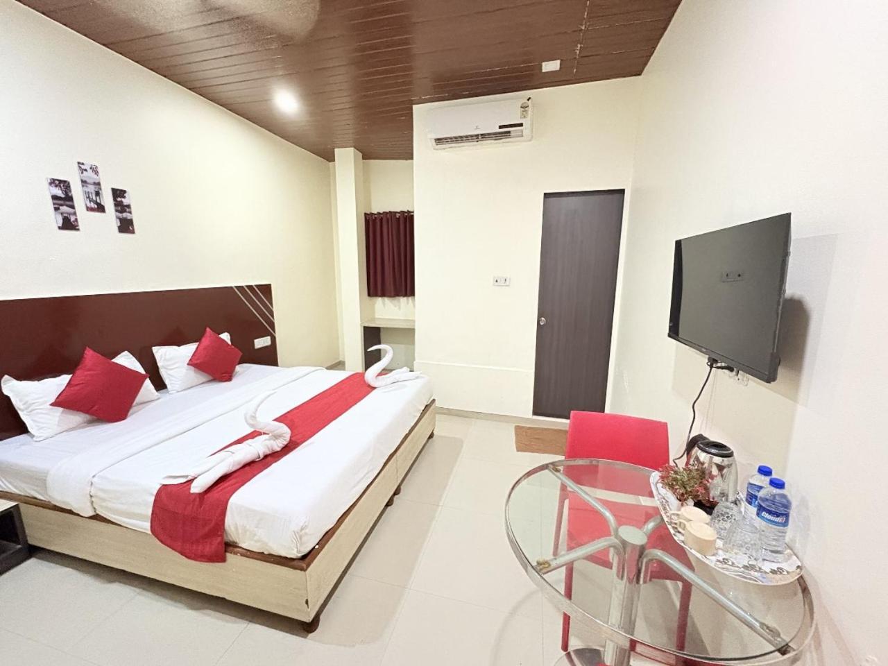 Hotel Kailash Park- Near International Airport ムンバイ エクステリア 写真